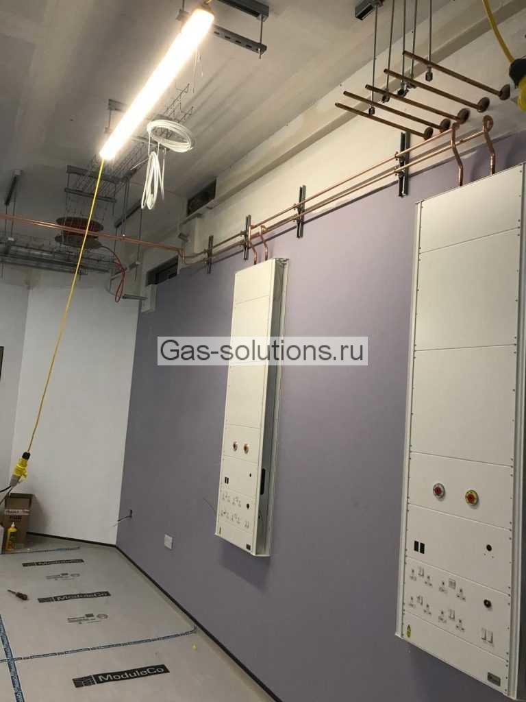 Медицинская газовая консоль во время монтажа